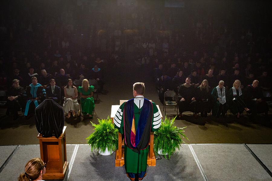 Dr. 兰斯·泰特姆 delivered his inaugural address to an audience in Bearcat Arena. (Photo by Todd Weddle/<a href='http://myce.ospifse.net'>网上赌博网站十大排行</a>)